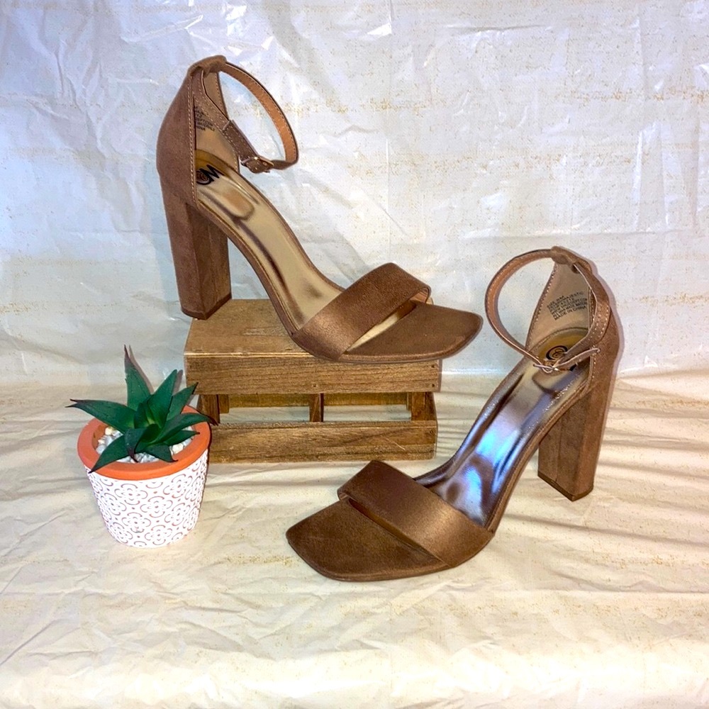 Adorable pre-owned🍀 CCM heels🍀 Sz 8🍀